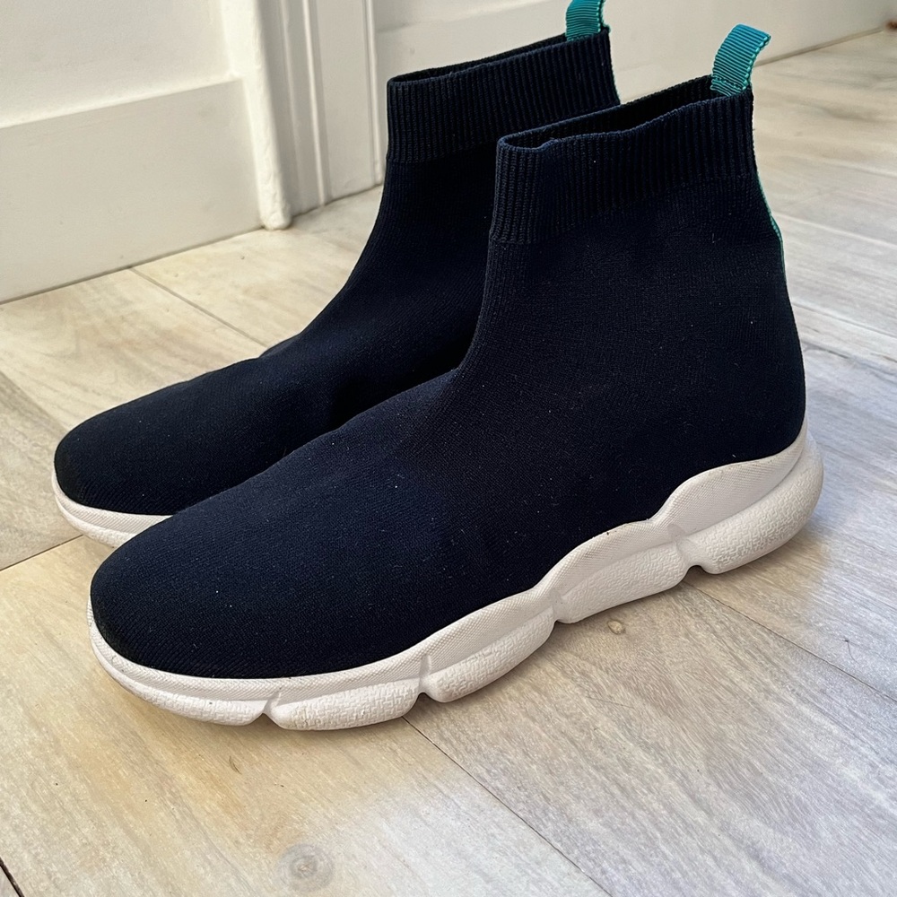 Closed 
Dark Blue Sneaker